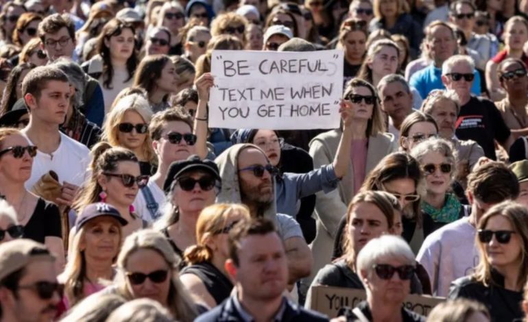 Një grua e vrarë çdo katër ditë/ Kundër dhunës ndaj grave, australianët në protestë