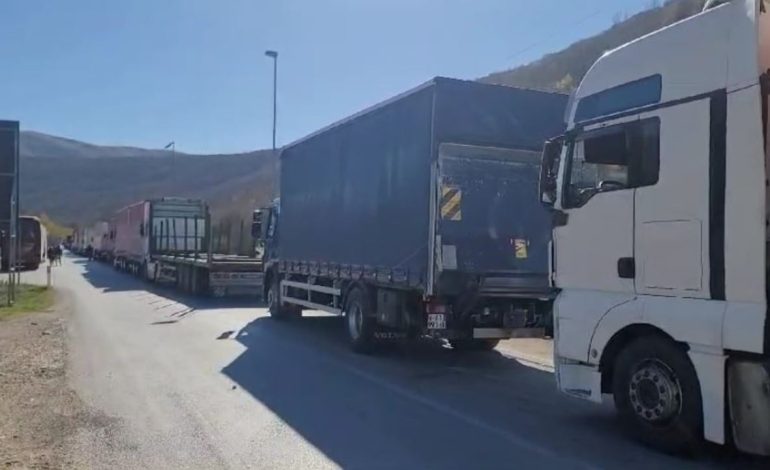 Pas dy ditëve bllokim/ Rikthehet normaliteti në pikat e kalimit kufitar me Greqinë, krijohen radhë të gjata kamionësh në Kapshticë