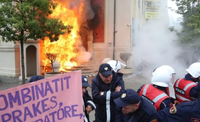 Hodhën molotov dhe dhunuan policinë gjatë protestës para bashkisë Tiranë, lirohen 4 protestuesit
