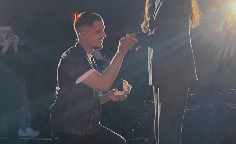 Bardhi i ulur në gjunjë i propozon asaj për martesë, Sara thotë “Po”