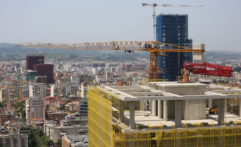 Qeveria u fali ndërtuesve të paligjshëm mbi 2 milionë euro tarifa