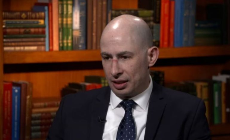 Historiani Steinhauer për VOA-n: Fushata dezinformuese e Rusisë synon të minojë marrëdhëniet e Kosovës me Shtetet e Bashkuara