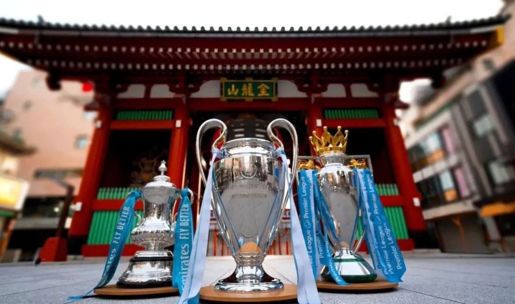 Kupat ikonike të futbollit zbarkojnë në Tiranë me Manchester City