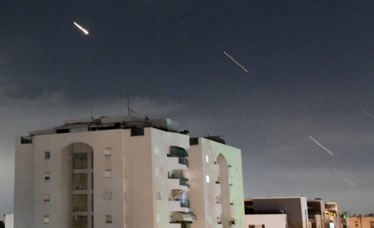 “Po monitorojmë nga afër situatën”, FBI: Nuk ka kërcënime të besueshme ndaj SHBA pas sulmit të Iranit ndaj Izraelit