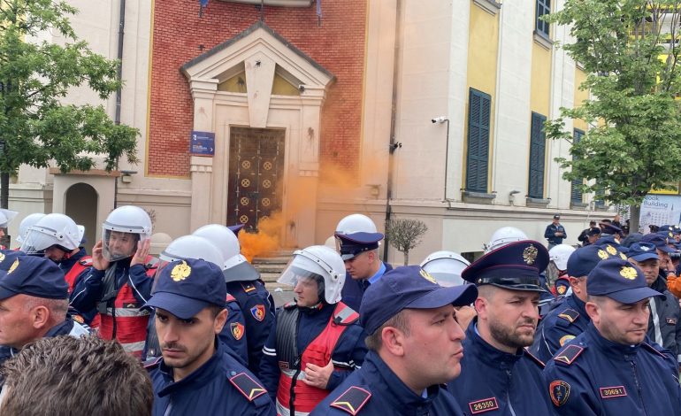 Pas BE, reagon edhe Ambasada amerikane: Dënojmë aktet e dhunës në protestën para Bashkisë së Tiranës