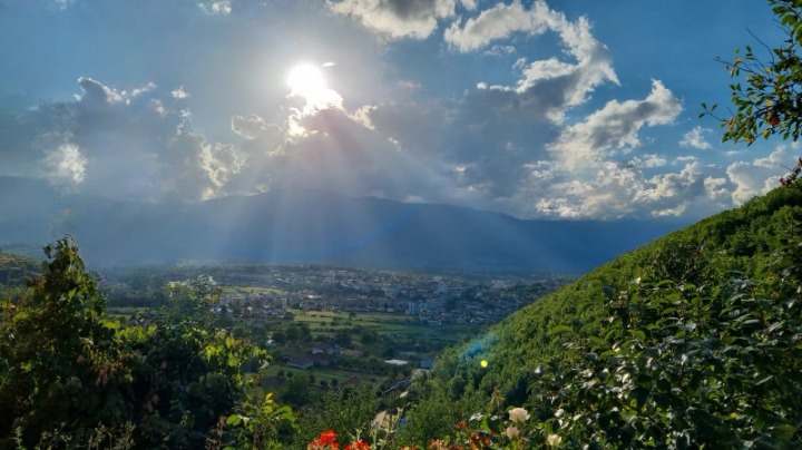 Temperatura deri në 19 gradë celsius dhe reshje shiu lokale. Si do jetë parashikimi i motit për sot