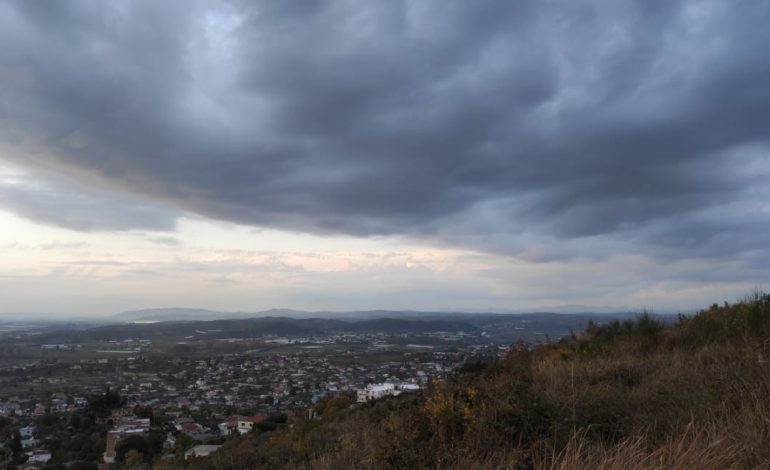 E enjtja me mot të paqëndrueshëm! Shi dhe vranësira gjatë gjithë ditës, sa do arrijnë temperaturat