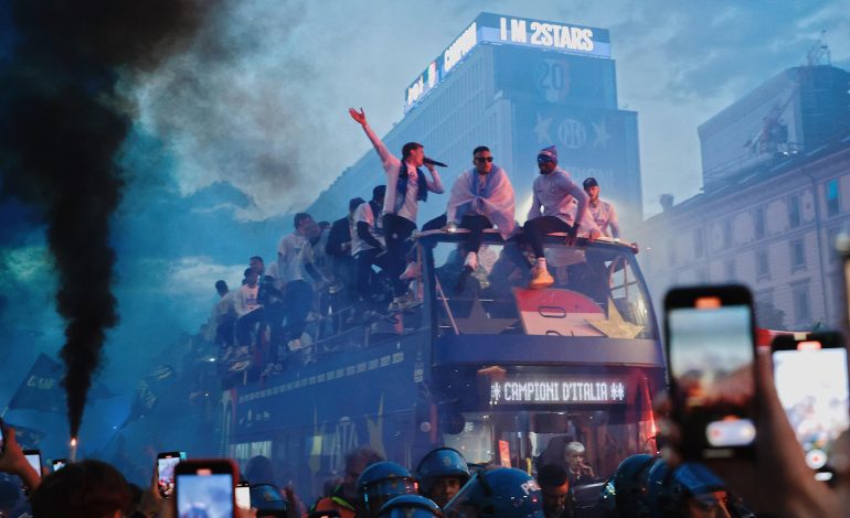 Milano “vishet” zikaltër, 350 mijë tifozët e “djegin” për titullin e 20-të (VIDEO)