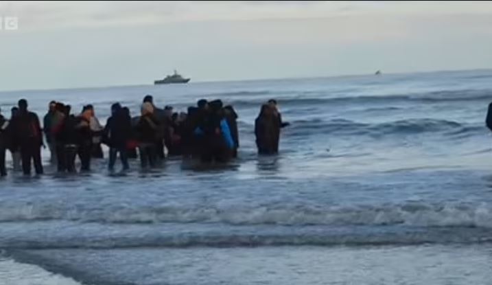 Tragjedi në kanalin e La Manshit, mbytet varka me emigrantë që tentonin të mbërrinin në Britani, mes viktimave një grua dhe një fëmijë a