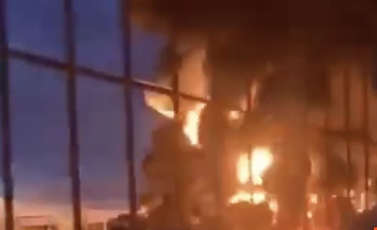 Dronët ukrainas godasin objektet e energjisë dhe karburantit, shpërthen në flakë rafineria ruse e naftës