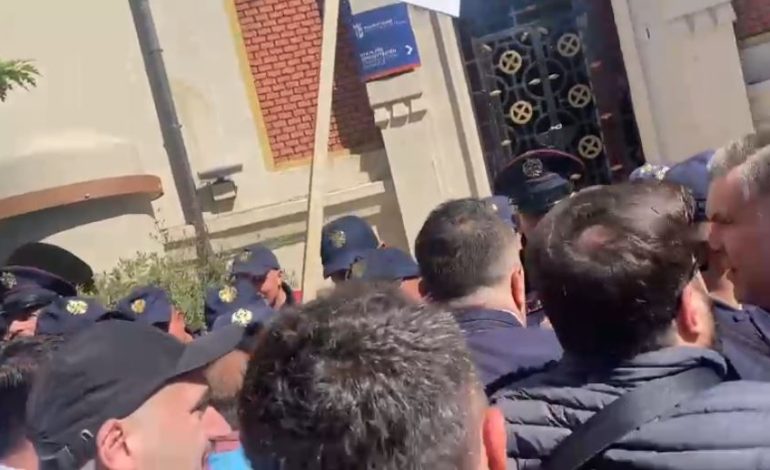 Tensione para Bashkisë, opozita përplaset me policinë, kërkojnë të futen brenda godinës