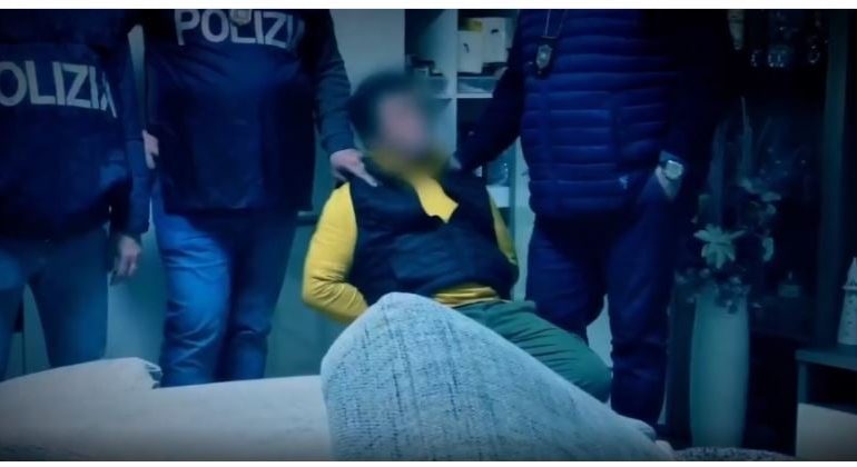 VIDEO/ Momenti i arrestimit të të shumëkërkuarit shqiptar, si u fsheh në Itali për 11 vite, përdori identitetin e vëllait të sëmurë (Emri)