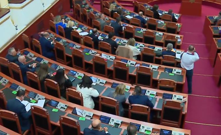 Kompromisi për amnistinë/ Të enjten opozita bashkon votat, përfitojnë 700 të burgosur dhe 2 mijë në shërbim prove