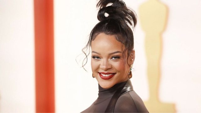 “Kam dalë vërtet kështu?”/ Rihanna pendohet për veshjet e së shkuarës