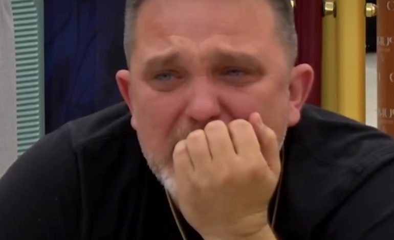 Julian Deda shpërthen në lot pas mesazhit emocionues të të birit