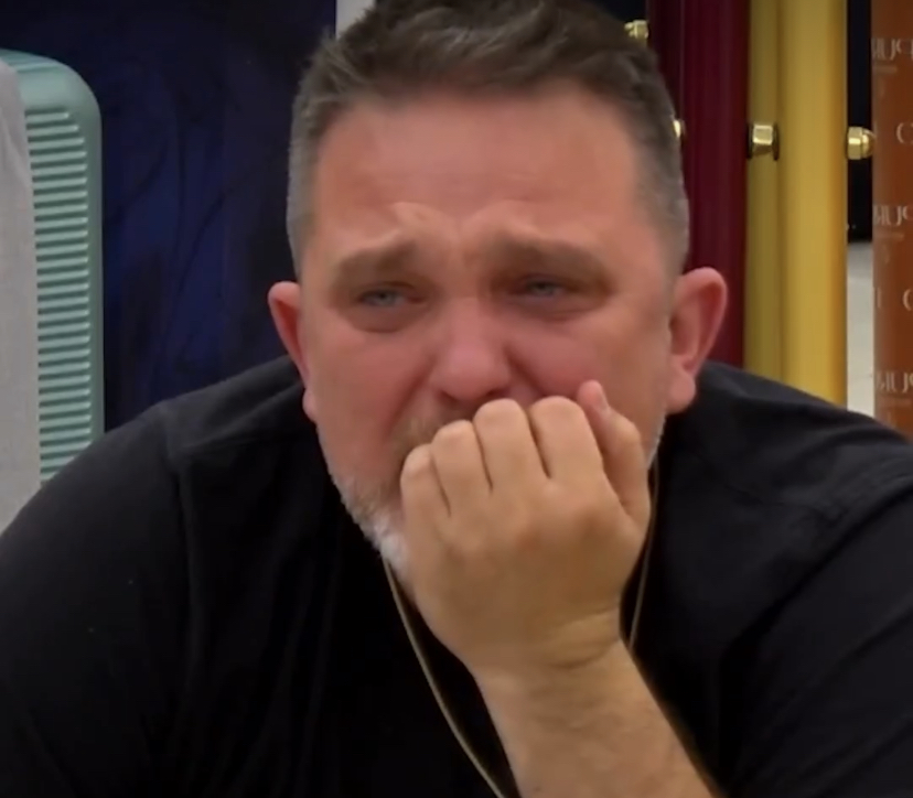 Julian Deda shpërthen në lot pas mesazhit emocionues të të birit