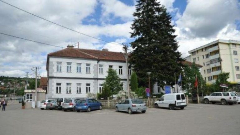 E rëndë në Kosovë/ Sherr për divorcin, 31-vjeçari qëllon me armë ish-vjehrrin