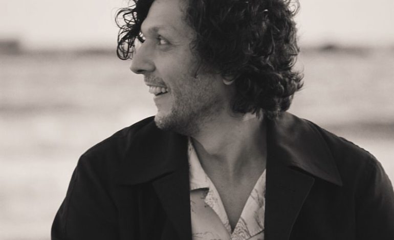 Këngëtari i njohur shqiptar së shpejti do të bëhet baba për herë të parë