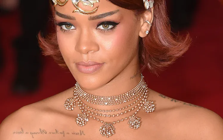 Rihanna në Met Gala/ Të gjitha pamjet e saj mbreslënëse në tapetin e kuq