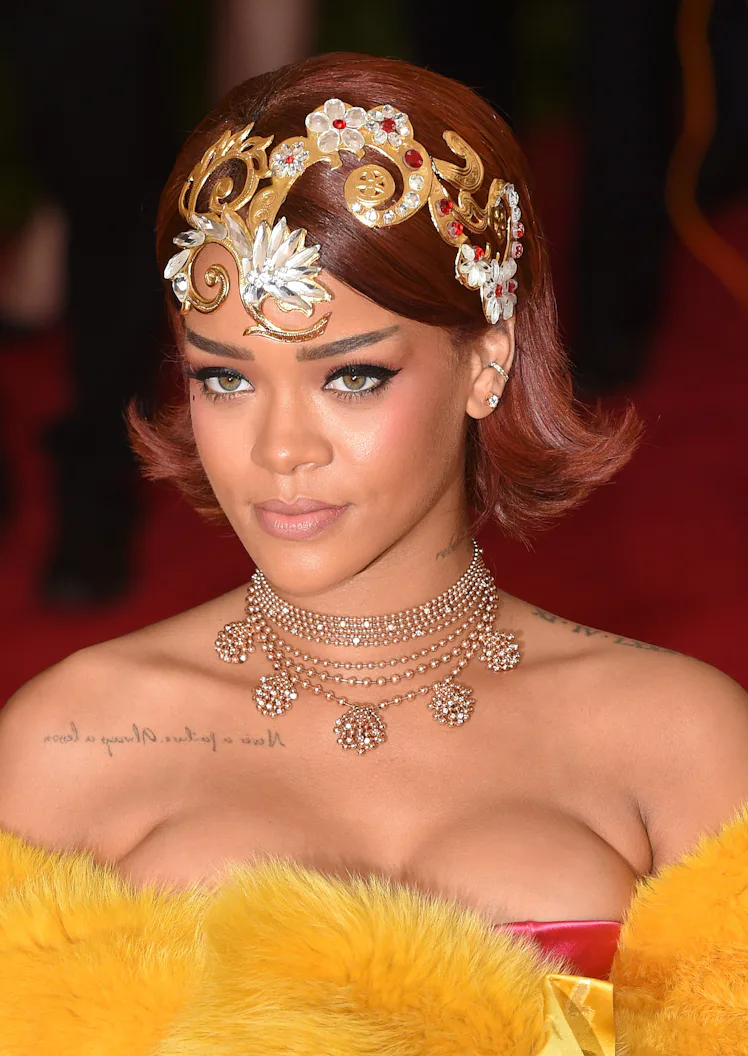 Rihanna në Met Gala/ Të gjitha pamjet e saj mbreslënëse në tapetin e kuq