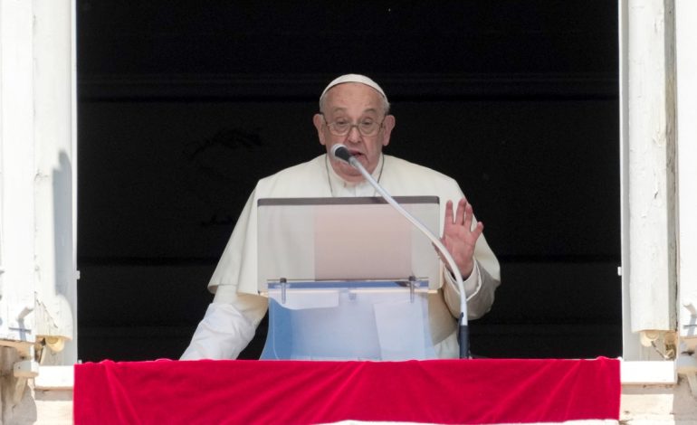 Sulmet në Lindjen e Mesme/ Papa Françesku bën thirrje për dialog: Askush nuk duhet të kërcënojë ekzistencën e të tjerëve