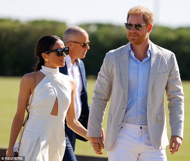 Pas fitores,Meghan i dhuron Harry-t trofeun shoqëruar me puthje pasionante