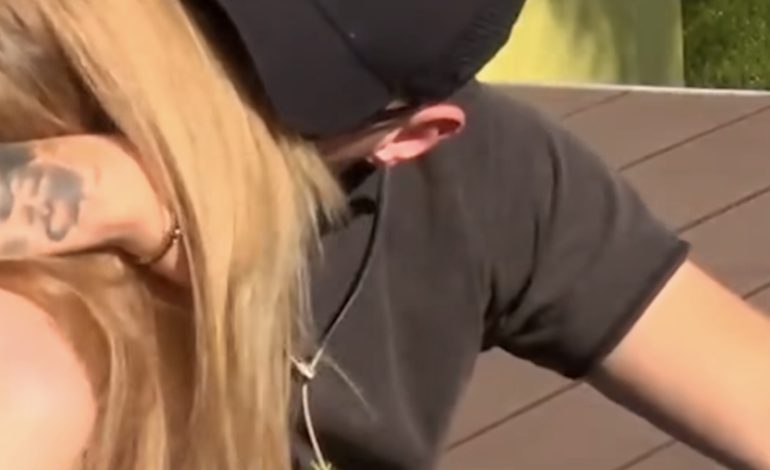 Romeo i dhuron Heidit një karafil: Zëre se ta ka sjellë Donaldi ty