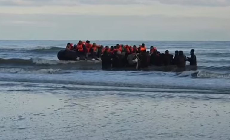 Anglia miraton ligjin për dëbimet/ Kryeministri: Emigrantët e parë në Ruanda do t’i dërgojmë në qershor