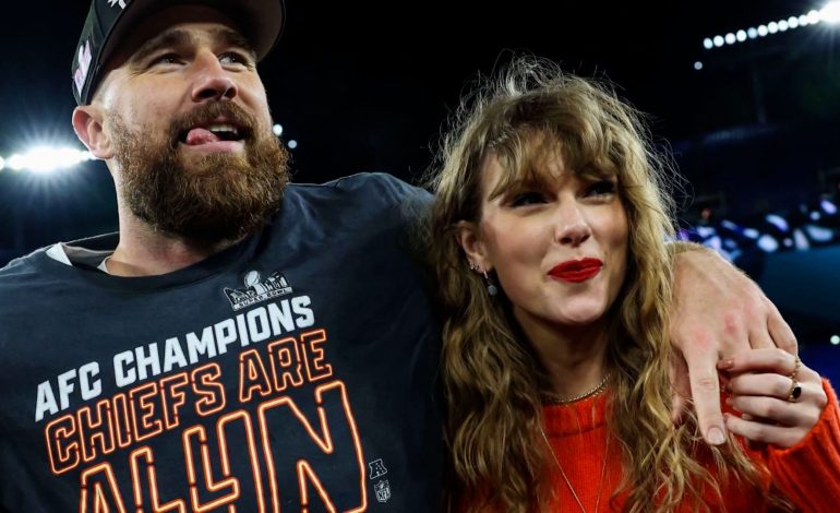 Taylor duket kaq e lumtur teksa mban për dore të dashurin Travis