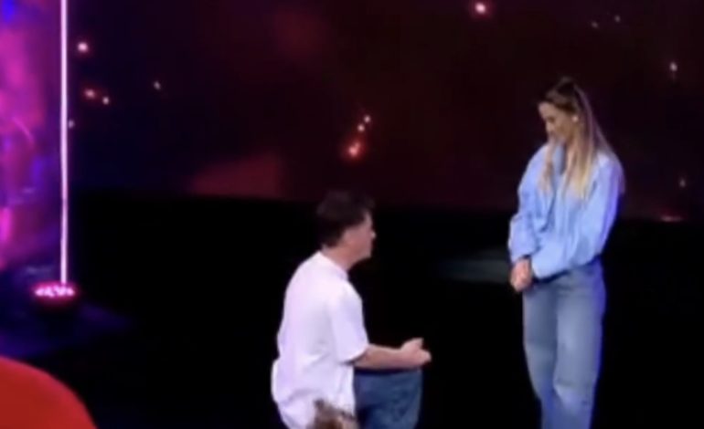 “Tani është momenti i duhur!”/ Lidi i propozon partneres në emision