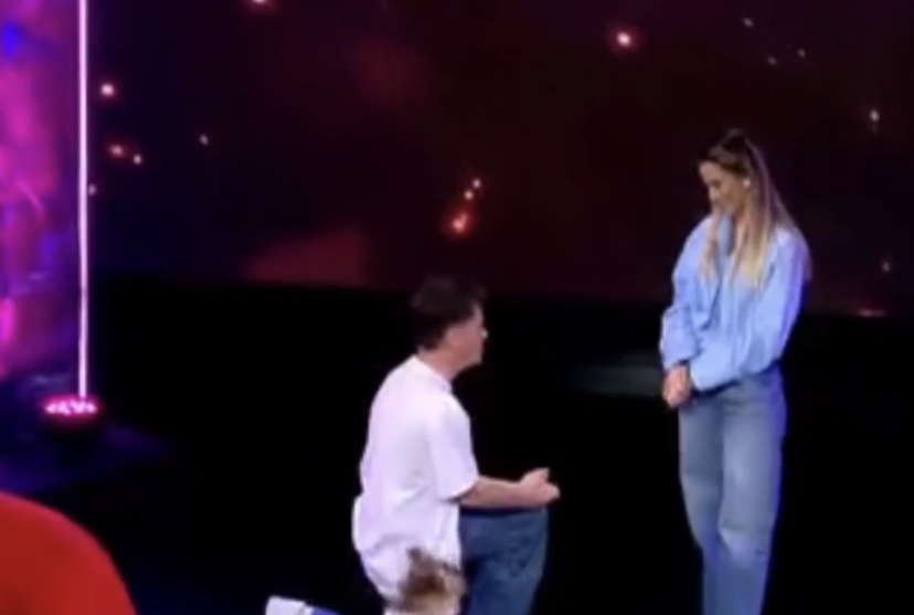 “Tani është momenti i duhur!”/ Lidi i propozon partneres në emision