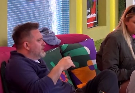 Romeo e ironizon me kukulla/ Juli: Hajde të jap biberonin