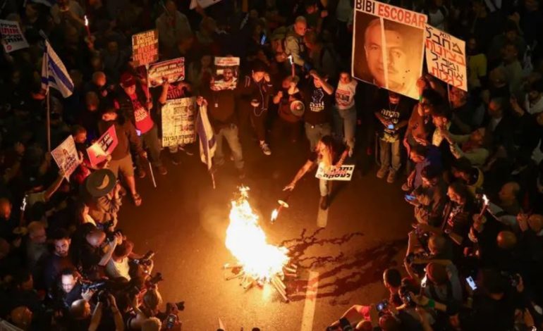 Dhjetëra mijëra qytetarë protestojnë kundër Netanyahut, përplasen me policinë dhe ndezin zjarre