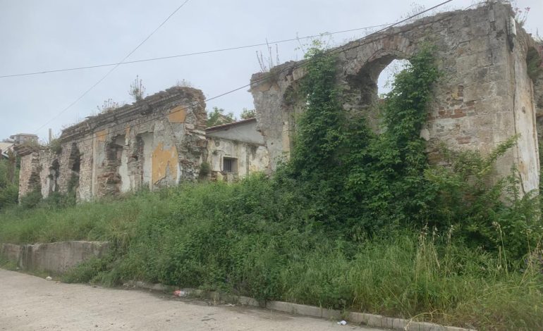 Ndërtesa ku u burgosën martirët e fesë në Durrës po rrënohet