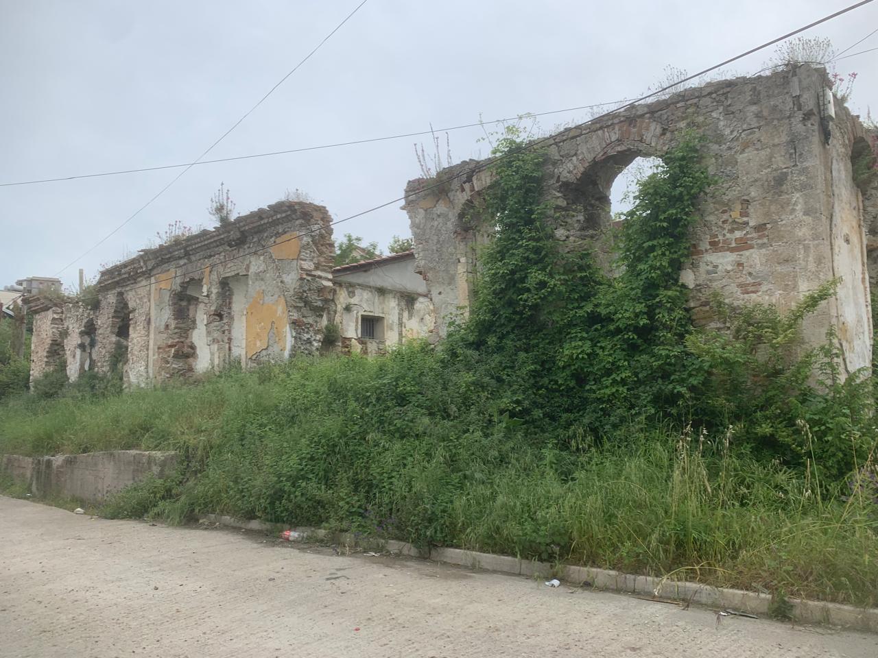 Ndërtesa ku u burgosën martirët e fesë në Durrës po rrënohet