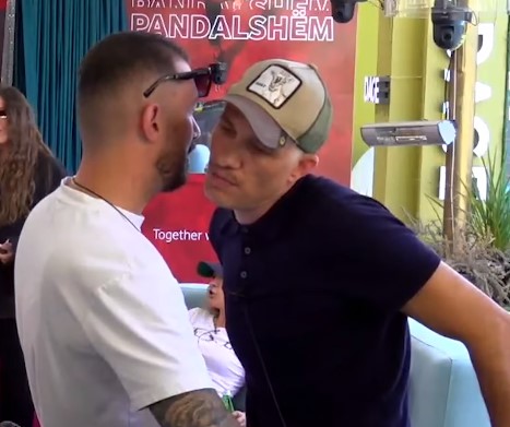 “Më lëpij, më puth”/ Jetmiri provokon Romeon, i afrohet në fytyrë