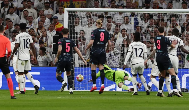 VIDEO/ Çmenduri në “Berbaneu”, tre gola për 14 minuta, Reali përmbys City-n. Bayern udhëheq përballë Arsenal