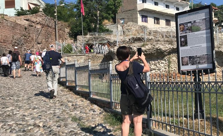 Durrësit i mungojnë udhërrëfyesit turistikë