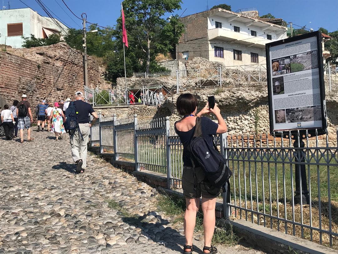 Durrësit i mungojnë udhërrëfyesit turistikë