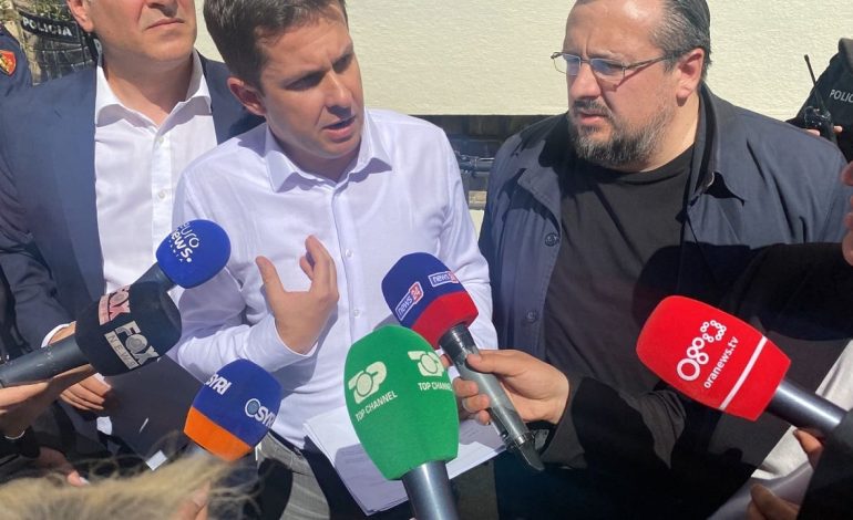 “Na lejoni të hyjmë në bashki, duam të dorëzojmë kërkesën”, Alimehmeti-drejtorit të Policisë, Vocaj: Prisni 5 minuta