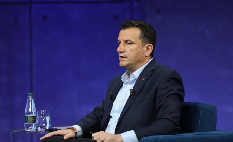 “Nuk kam pasur asnjë indicie për ta”, Veliaj për arrestimin e drejtorëve të Bashkisë: T’i hetojë drejtësia! Por të dalë në protestë Argita me bluzën e babit…