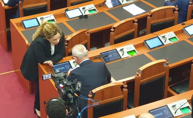 FOTO/ Në Kuvend kërkohet dërgimi i mandatit të saj për shqyrtim në Gjykatën Kushtetuese, ja me kë shfaqet duke diskutuar Olta Xhaçka