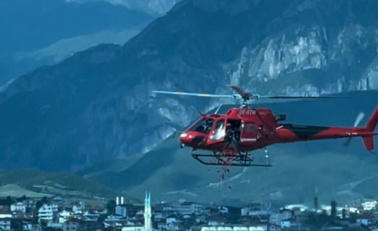 VIDEO/ Një helikopter mbi shtëpinë e Vëllait të Madh, hidhen karafila nga qielli! Romeo shpërthen në lot