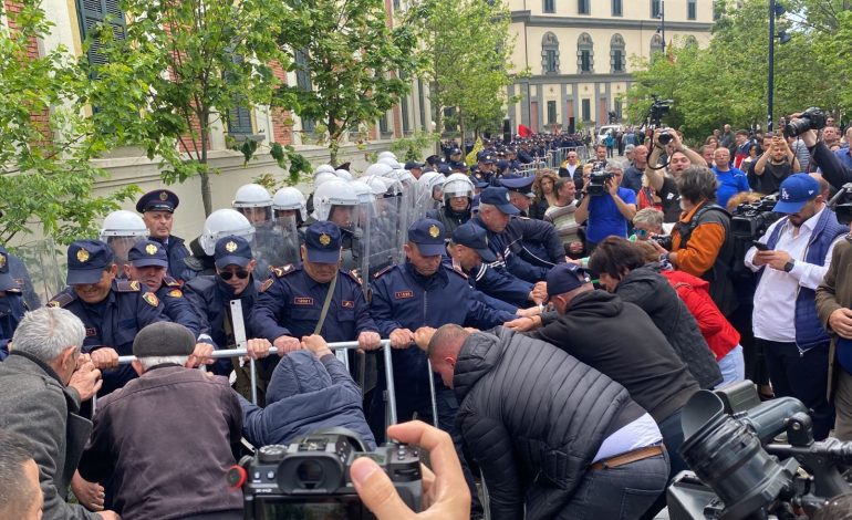 Tensione para bashkisë, protestuesit rrëzojnë barrierën metalike dhe tentojnë të futen në godinë