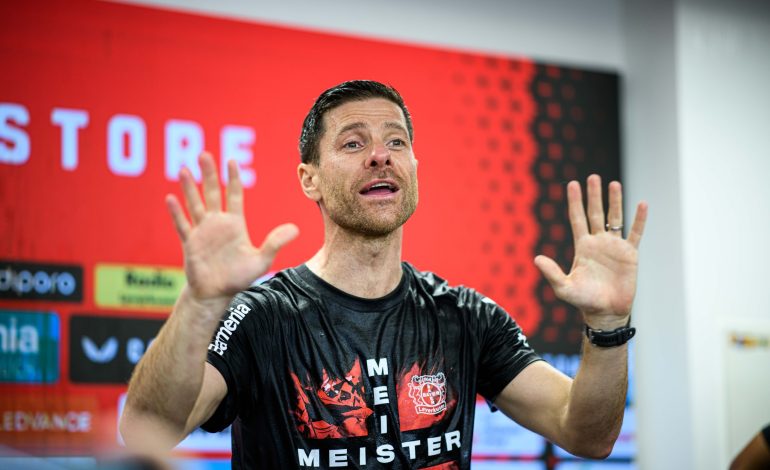 FOTO/ “Kaiseri i ri”, të gjithë të dashuruar pas Alonso-s, “bekohet” edhe në Spanjë