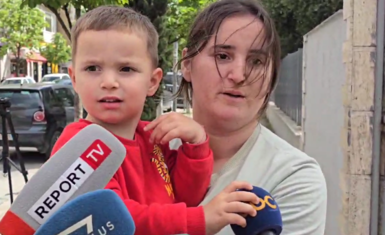 “Të lutem nuk jam mirë”, nëna del nga Policia e Durrësit me 3-vjeçarin në krah