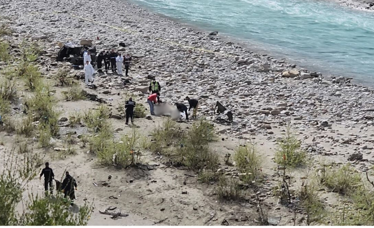 PAMJE TË RËNDA/ Momenti i nxjerrjes së kufomave të emigrantëve dhe shoferit shqiptar nga makina e shkatërruar buzë lumit Vjosa