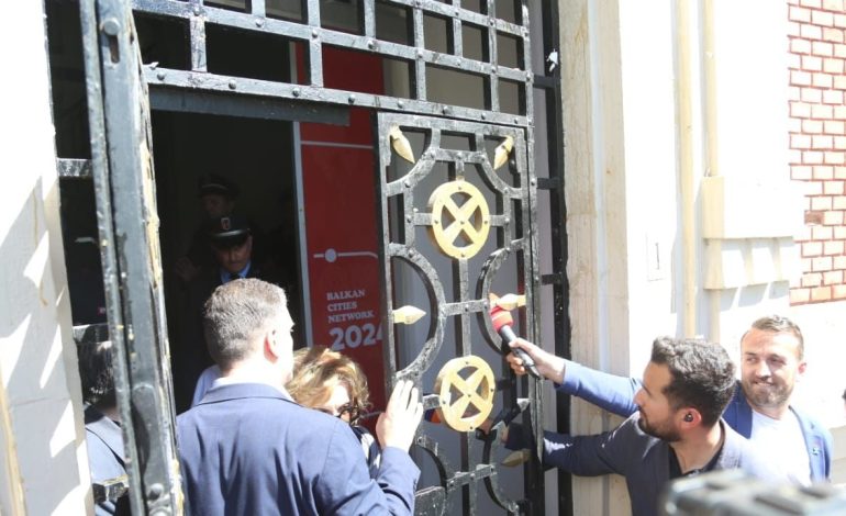 Fotot/ Vezët e mollët mbulojnë oborrin e Bashkisë, Sali Lusha udhëheq përplasjen me policinë, çfarë nuk kapën kamerat gjatë protestës