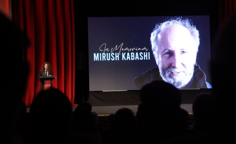 Aktorit Mirush Kabashi i jepet titulli “Qytetar Nderi” i Durrësit