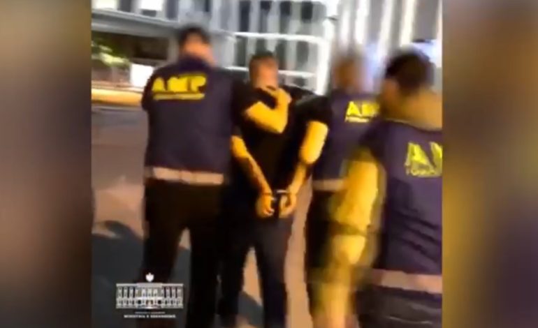 10 adresa me foto dhe video/ Pikaste vajza që ofronin marrëdhënie në rrjete sociale, si vepronte 27-vjeçari që kamuflohej si polic, i përfshirë në…